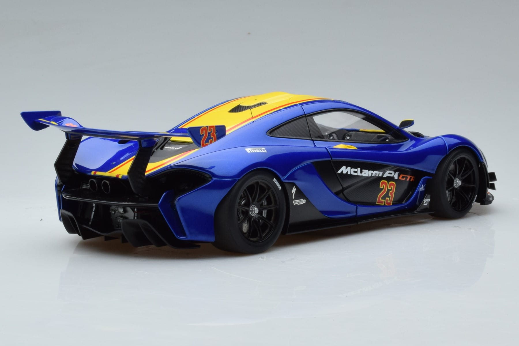 McLaren P1 GTR Albastru Cu Dungi Galbene AUTOart 1:18 81542 Compozit - imaginea 3 din 7