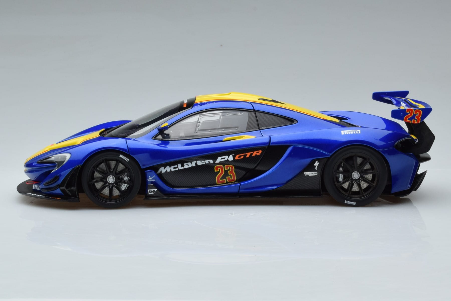McLaren P1 GTR Albastru Cu Dungi Galbene AUTOart 1:18 81542 Compozit - imaginea 4 din 7