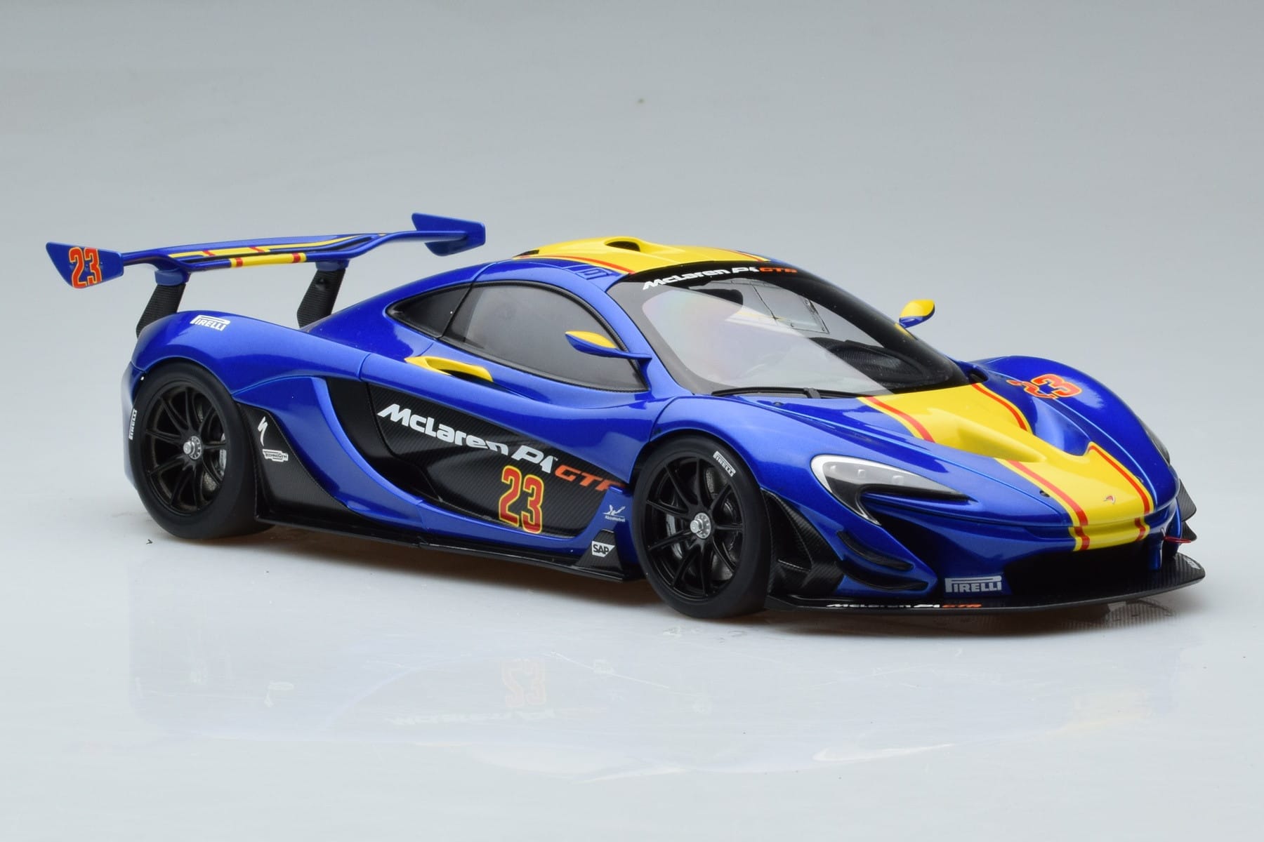McLaren P1 GTR Albastru Cu Dungi Galbene AUTOart 1:18 81542 Compozit - imaginea 5 din 7