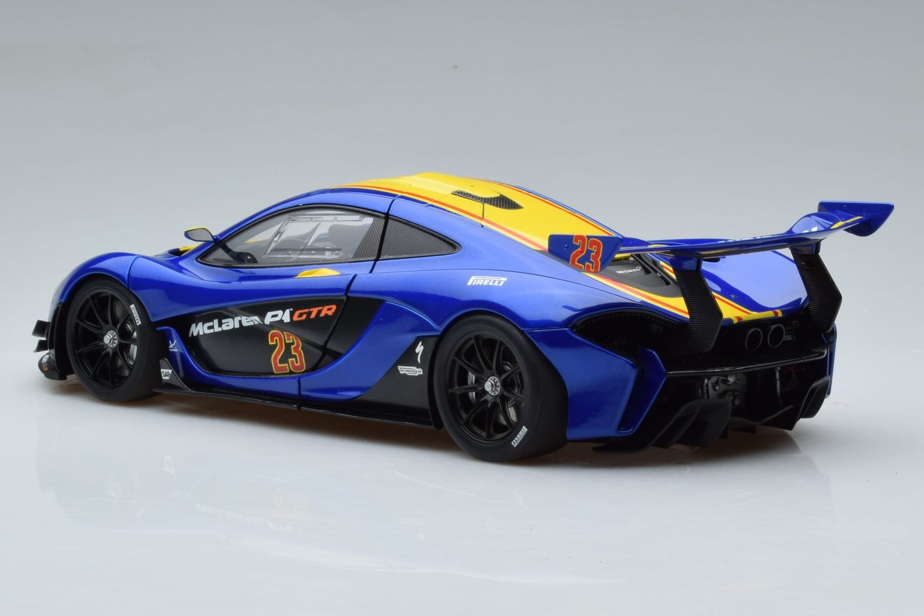 McLaren P1 GTR Albastru Cu Dungi Galbene AUTOart 1:18 81542 Compozit - imaginea 6 din 7