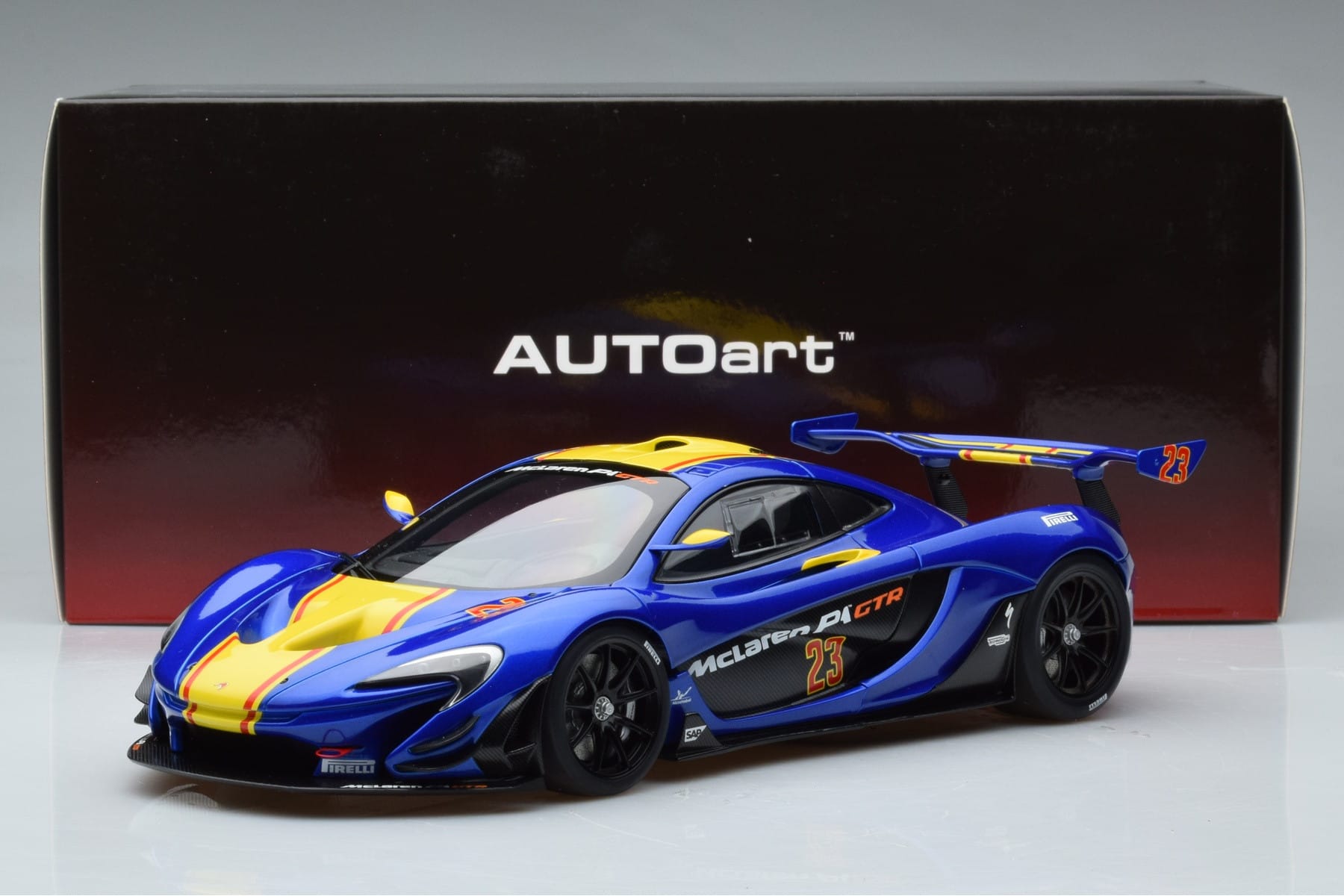 McLaren P1 GTR Albastru Cu Dungi Galbene AUTOart 1:18 81542 Compozit - imaginea 7 din 7