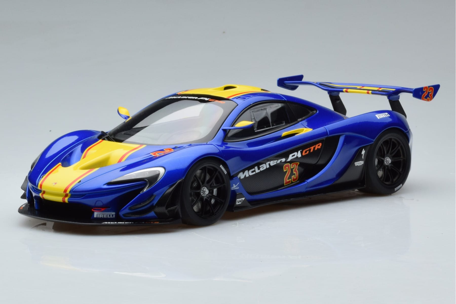 McLaren P1 GTR Albastru Cu Dungi Galbene AUTOart 1:18 81542 Compozit