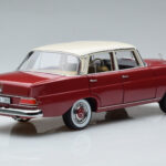 Mercedes 200 W110 Roșu Norev 1:18 - image 3 of 7