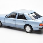 Mercedes 230E W124 Albastru Deschis Metalic Norev 1:18 - image 7 of 8