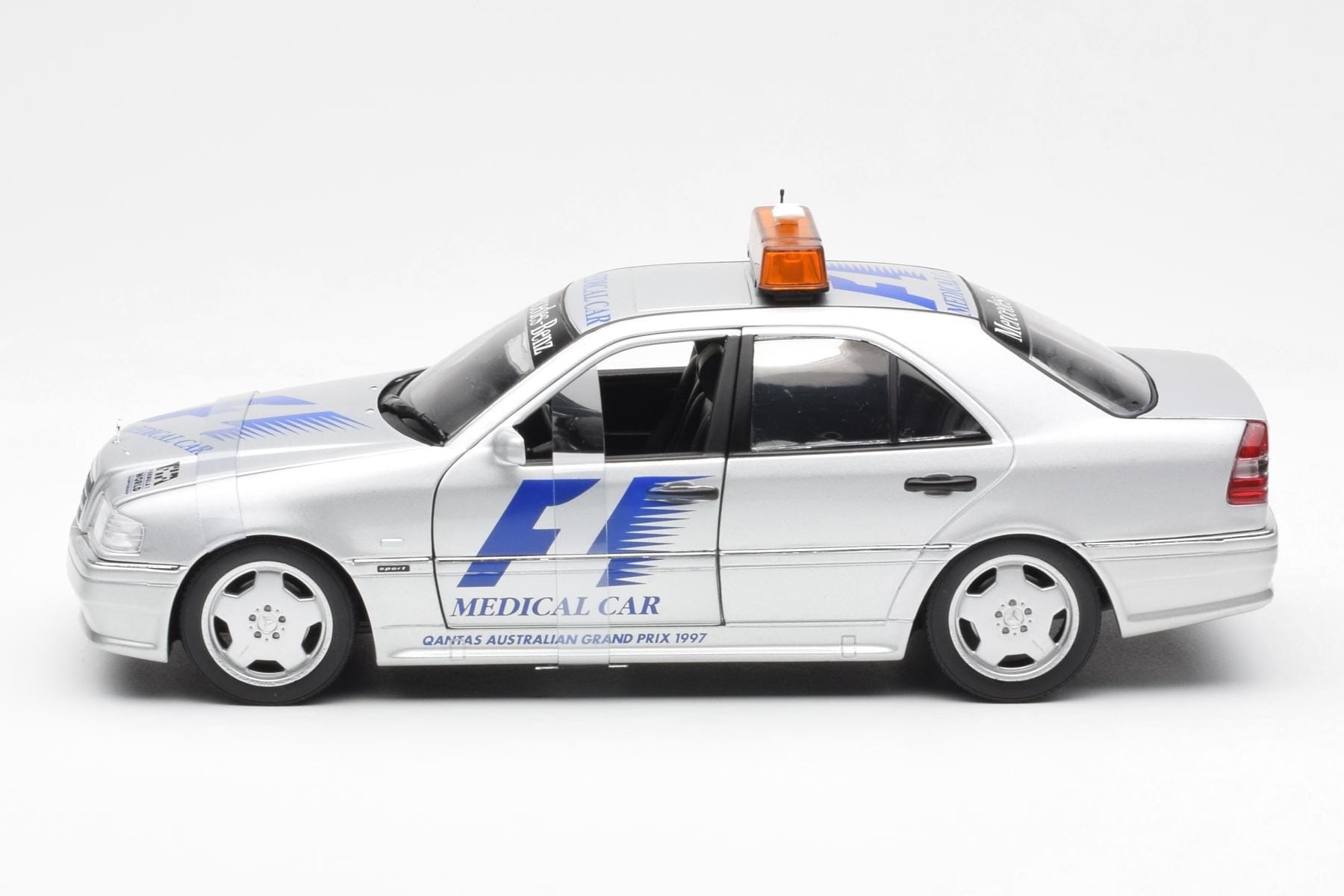 Mercedes C-Class W202 AMG Medical Car F1 1997 UT Models 1:18 26106 Metal - imaginea 3 din 6