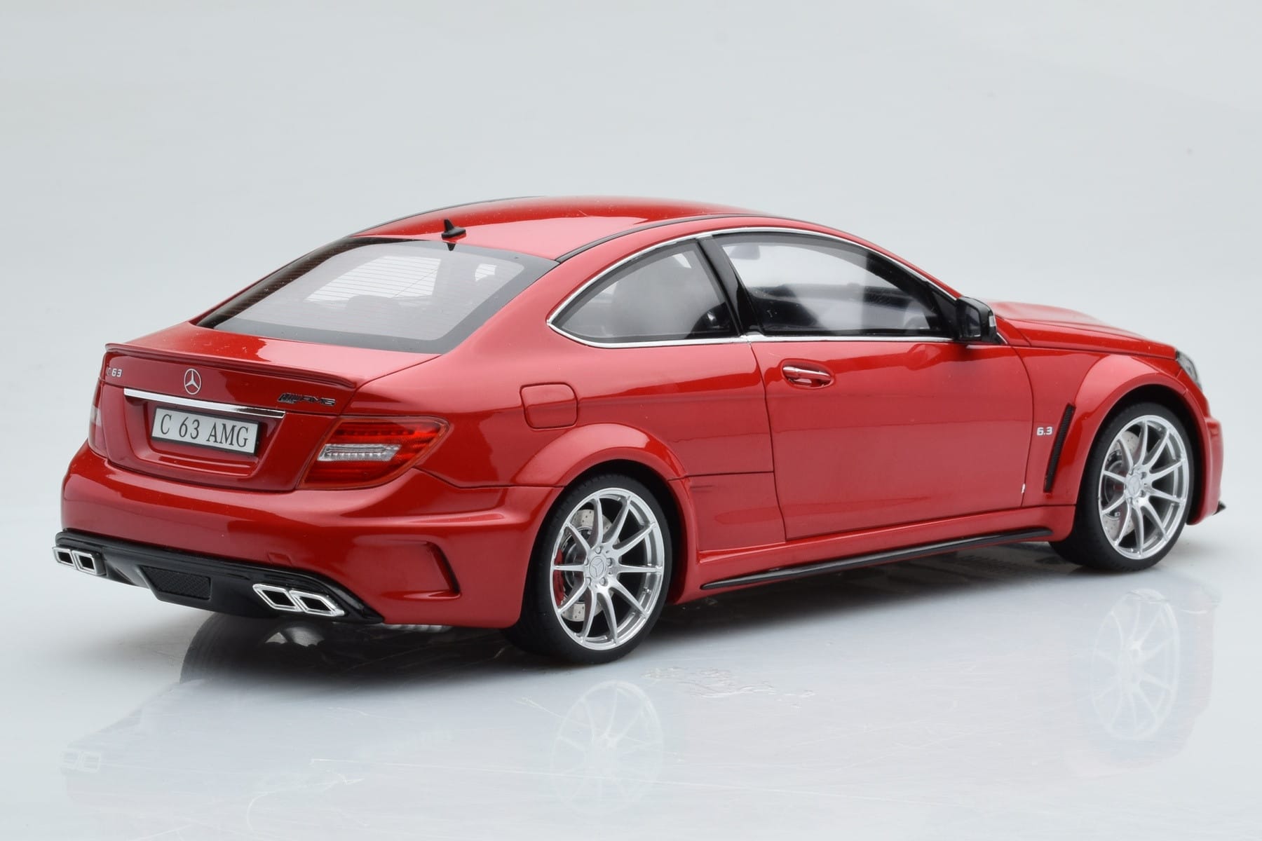 Mercedes C63 AMG W204 Black Series Roșu GT Spirit 1:18 GT065 Rășină - imaginea 2 din 6