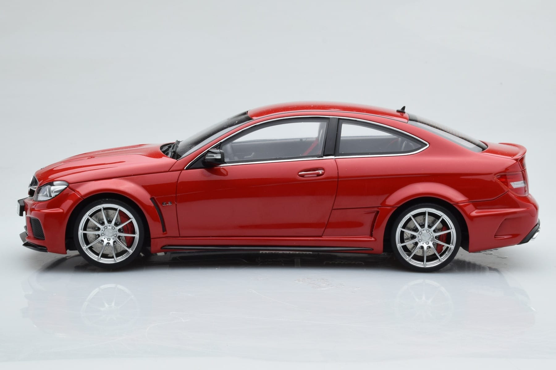 Mercedes C63 AMG W204 Black Series Roșu GT Spirit 1:18 GT065 Rășină - imaginea 3 din 6