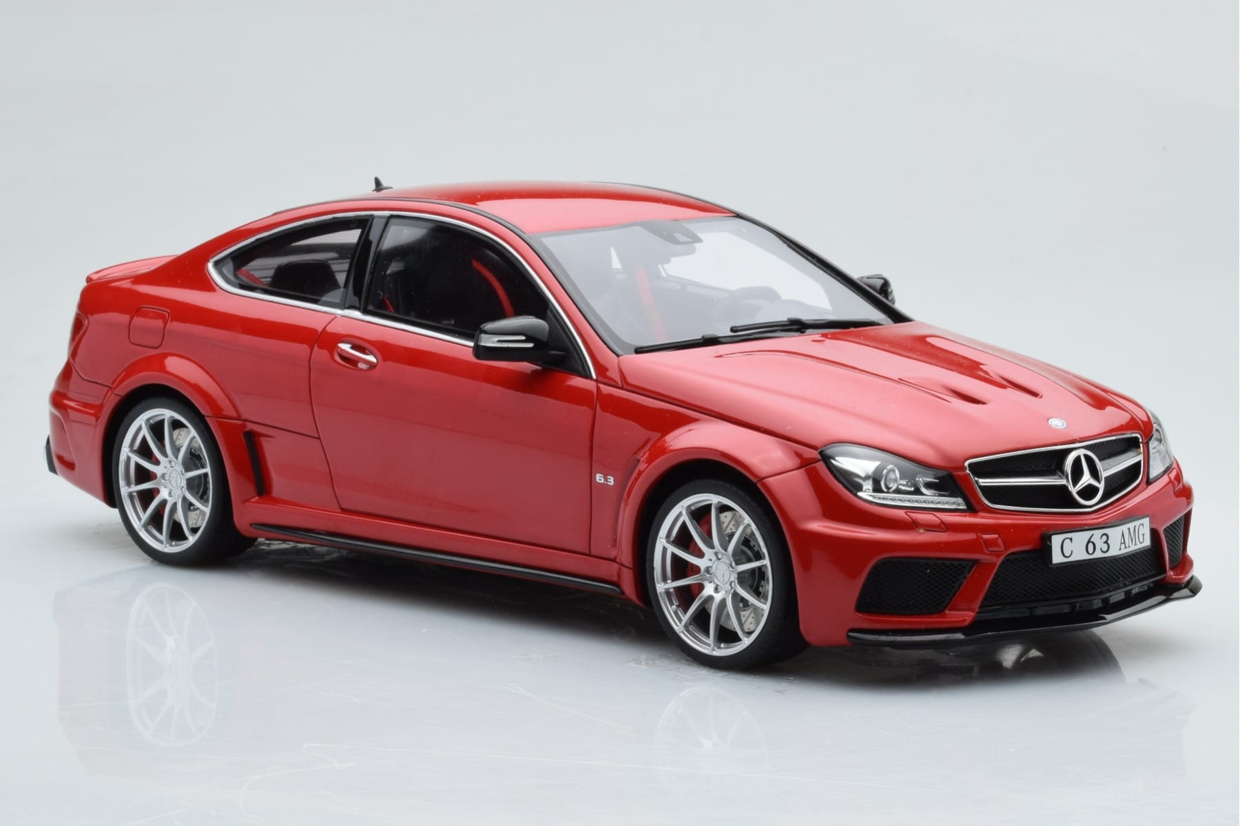 Mercedes C63 AMG W204 Black Series Roșu GT Spirit 1:18 GT065 Rășină - imaginea 4 din 6