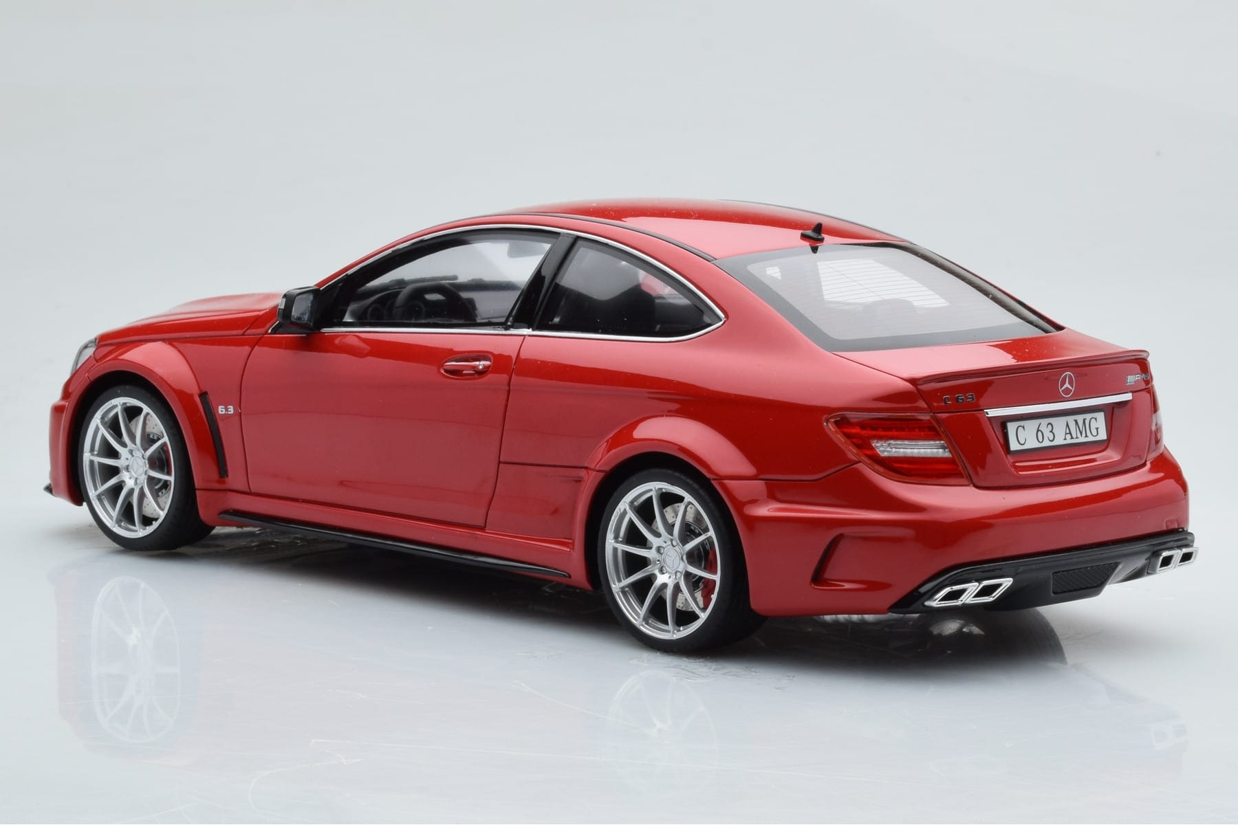 Mercedes C63 AMG W204 Black Series Roșu GT Spirit 1:18 GT065 Rășină - imaginea 5 din 6