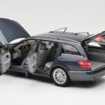 Mercedes E-Class S212 T-Model Tenorit Gri Metalic Minichamps 1:18 B66962447 - image 5 of 8