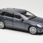 Mercedes E-Class S212 T-Model Tenorit Gri Metalic Minichamps 1:18 B66962447 - image 6 of 8