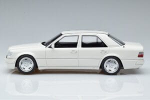 Mercedes E60 AMG W124 Alb Otto 1:18 B66040640 Rășină - imaginea 3 din 6
