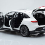 Mercedes EQC 400 Diamond Alb NZG 1:18 - image 5 of 8