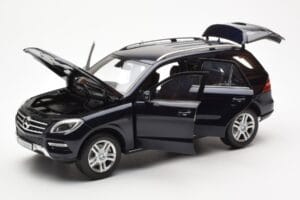 Mercedes M-Class W166 Tansanite Albastru Metalizat Minichamps 1:18 B66960065 Metal - imaginea 2 din 8