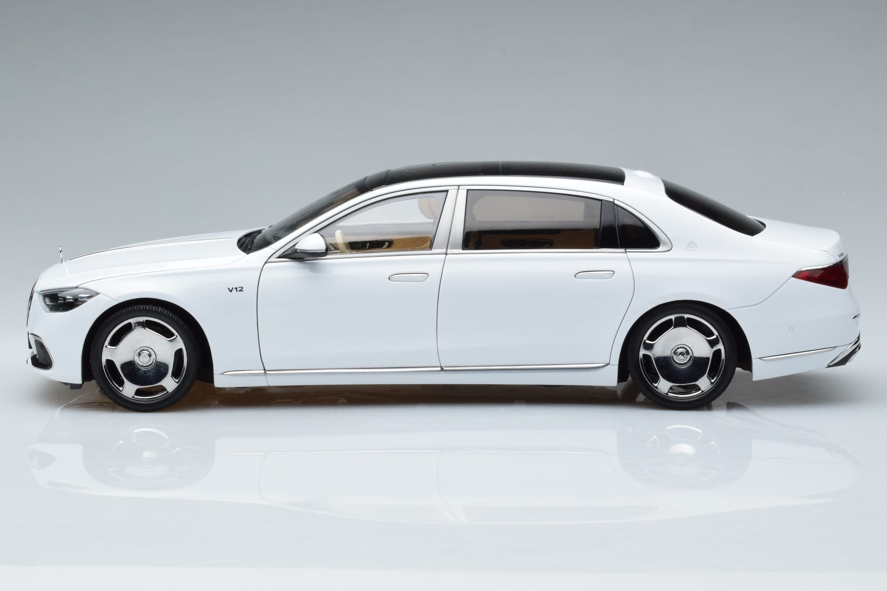 Mercedes Maybach S600 W222 V12 Biturbo Diamond Alb Almost Real 1:18 820116 Metal - imaginea 4 din 11