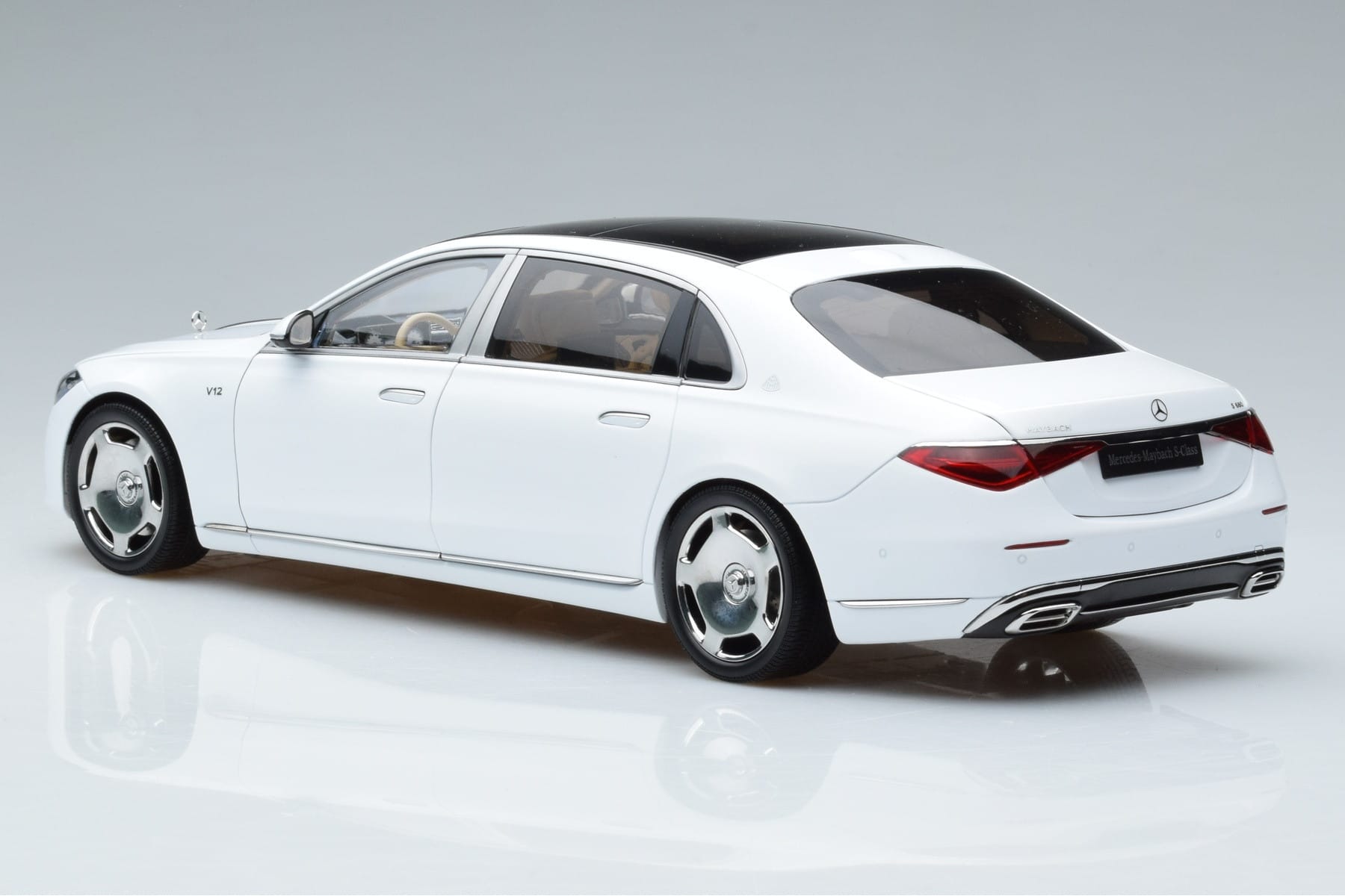 Mercedes Maybach S600 W222 V12 Biturbo Diamond Alb Almost Real 1:18 820116 Metal - imaginea 7 din 11