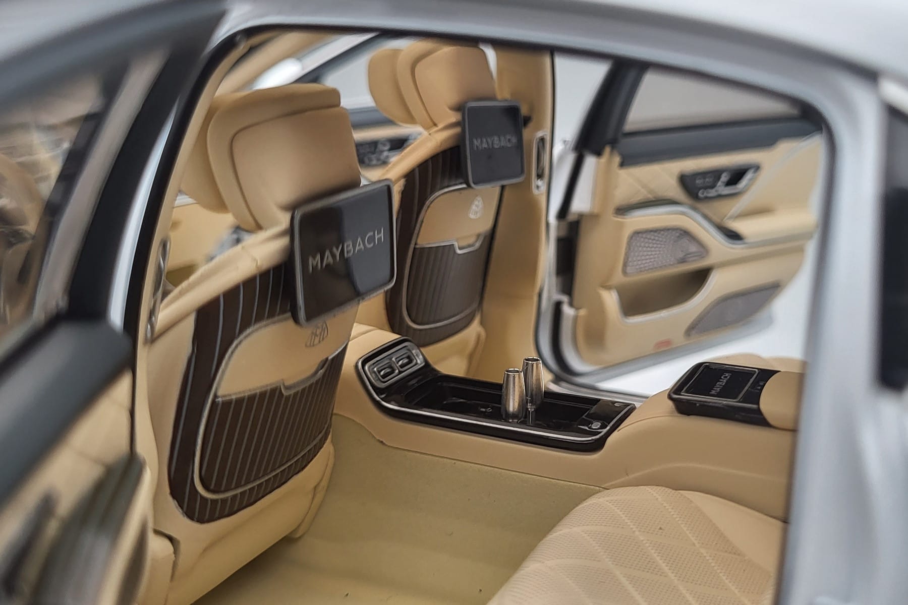 Mercedes Maybach S600 W222 V12 Biturbo Diamond Alb Almost Real 1:18 820116 Metal - imaginea 9 din 11