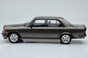 Mercedes W123 AMG 280 Gri Otto 1:18 OT750 Rășină - imaginea 3 din 6