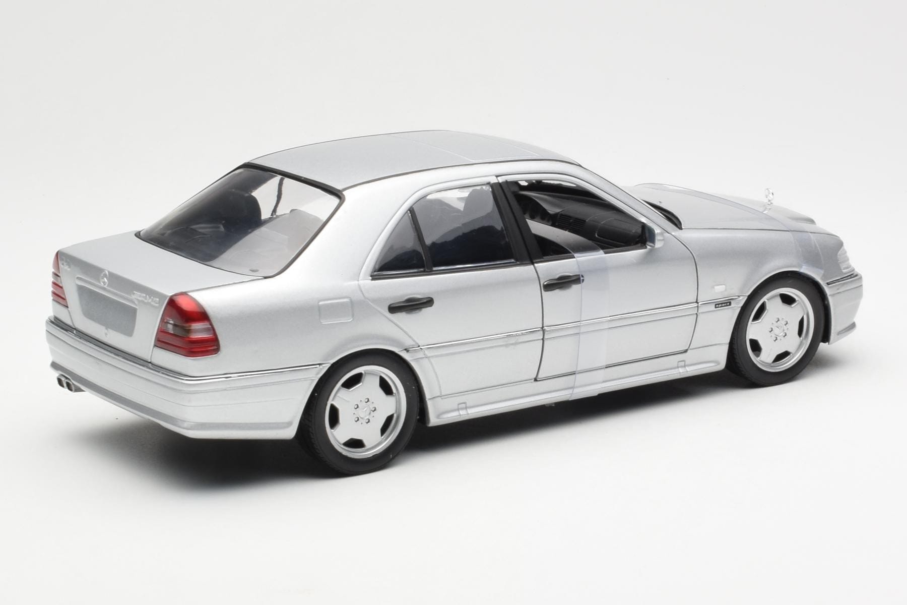 Mercedes C36 AMG W202 Argintiu UT Models 1:18 180035000 Metal - imaginea 2 din 6