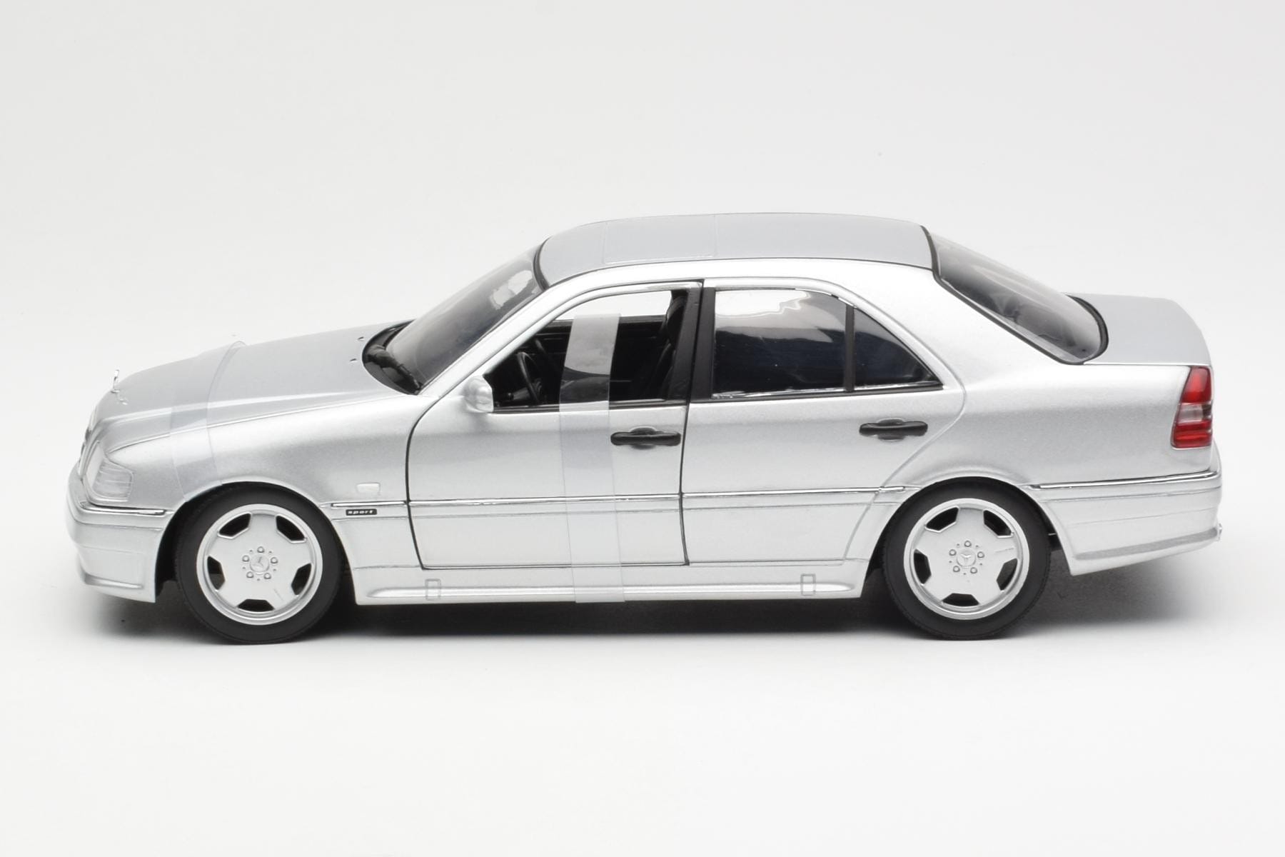 Mercedes C36 AMG W202 Argintiu UT Models 1:18 180035000 Metal - imaginea 3 din 6