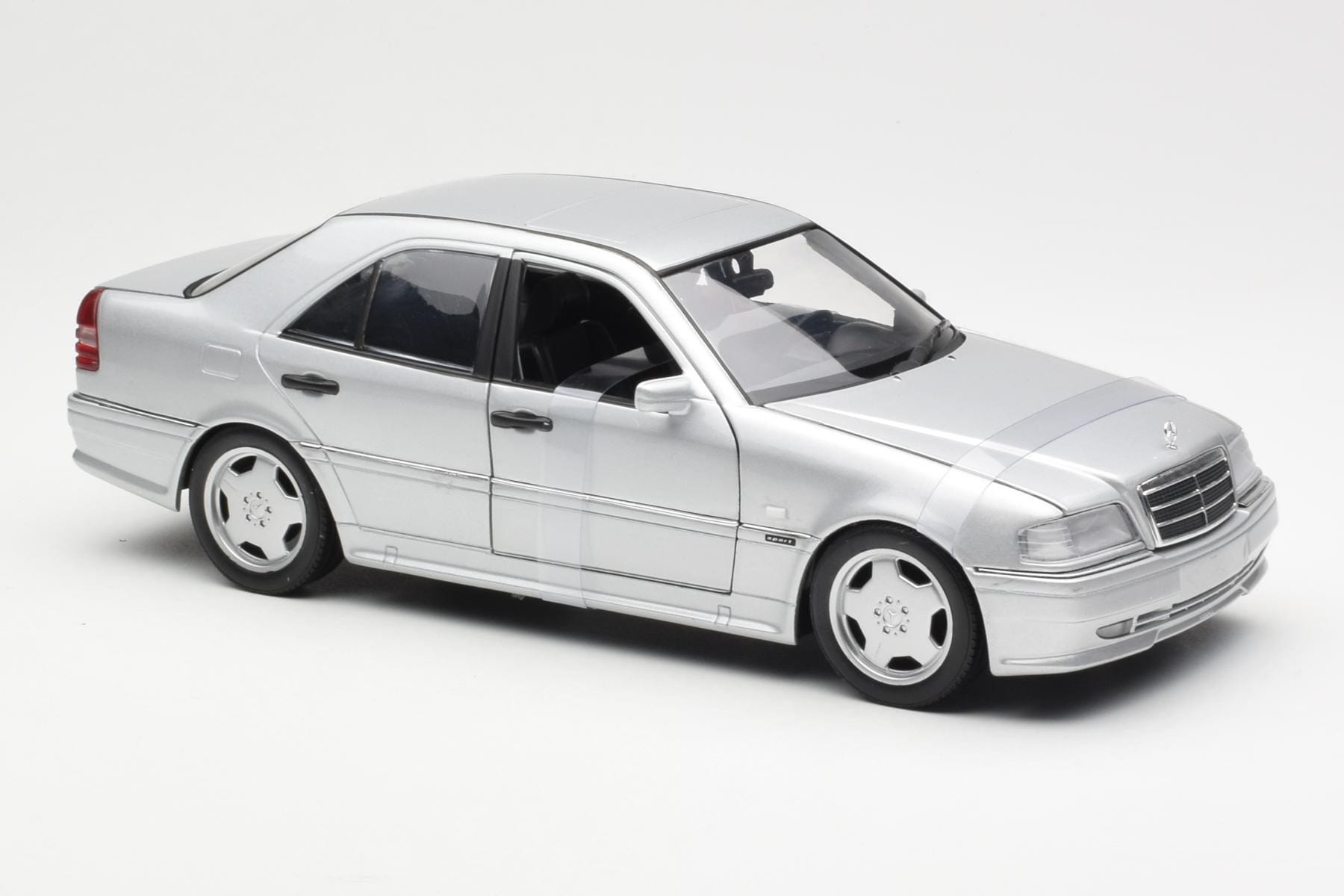Mercedes C36 AMG W202 Argintiu UT Models 1:18 180035000 Metal - imaginea 4 din 6