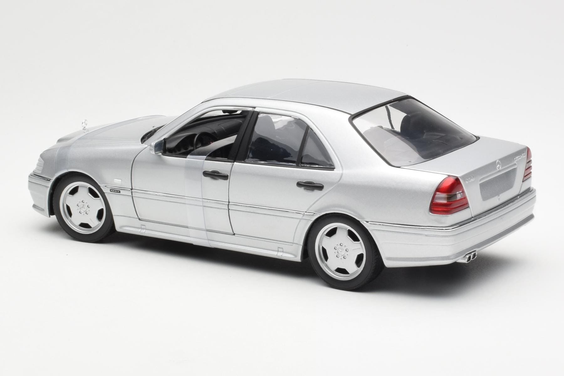 Mercedes C36 AMG W202 Argintiu UT Models 1:18 180035000 Metal - imaginea 5 din 6