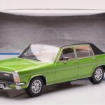 Opel Diplomat B Verde Metalizat MCG 1:18 - image 6 of 6