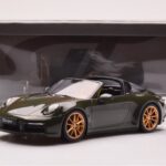 Porsche 911 992 Targa 4S Verde Oliv GT Spirit 1:18 - image 6 of 6