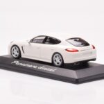 Porsche Panamera 970 Diesel Carrara Alb Minichamps 1:43 - image 3 of 4