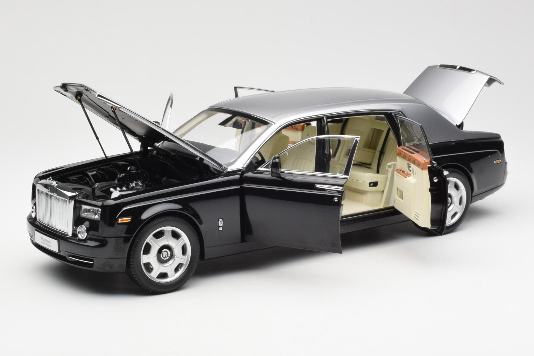 Rolls-Royce Phantom VII EWB Negru și Argintiu Kyosho 1:18 08841BKS Metal - imaginea 2 din 8
