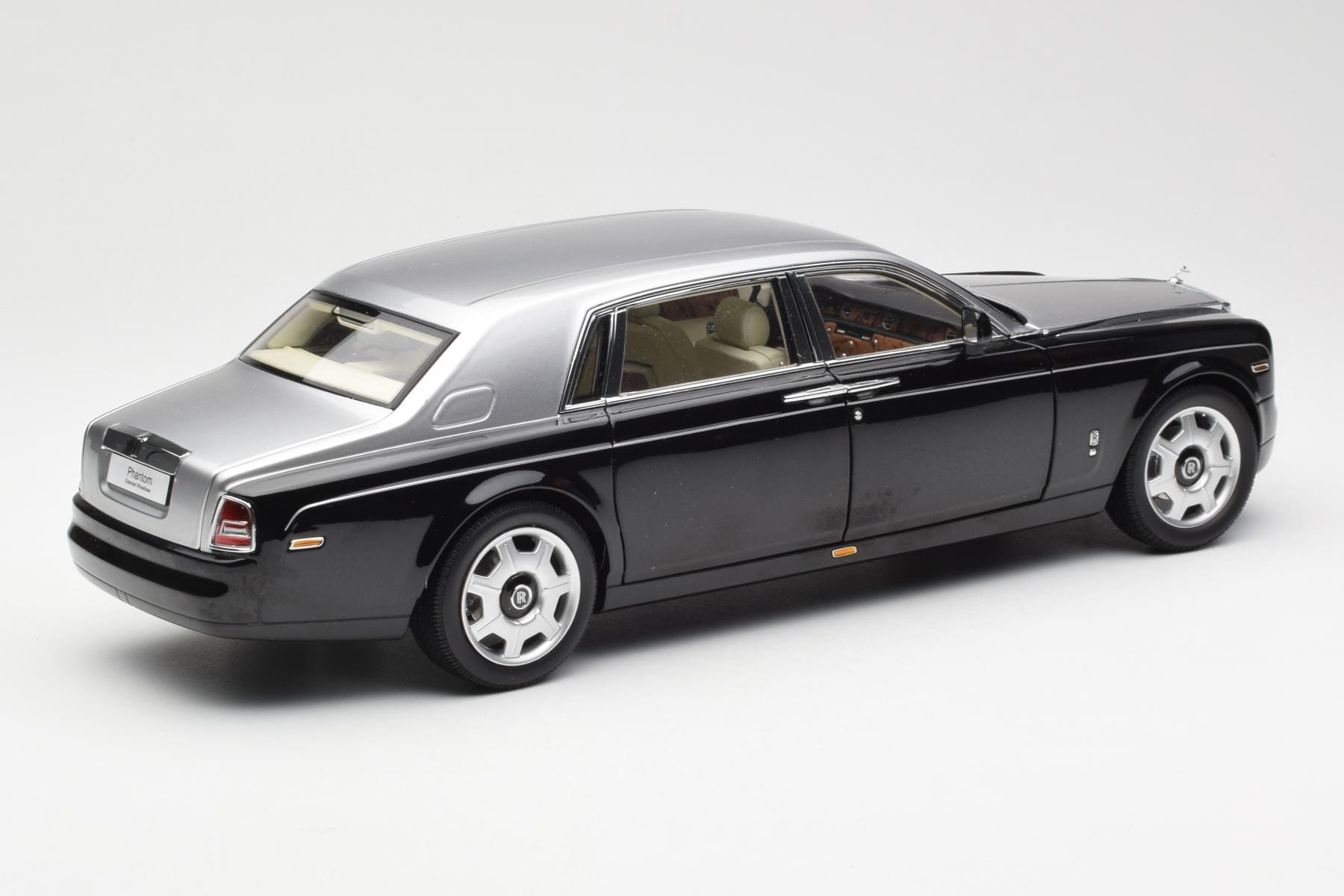 Rolls-Royce Phantom VII EWB Negru și Argintiu Kyosho 1:18 08841BKS Metal - imaginea 3 din 8
