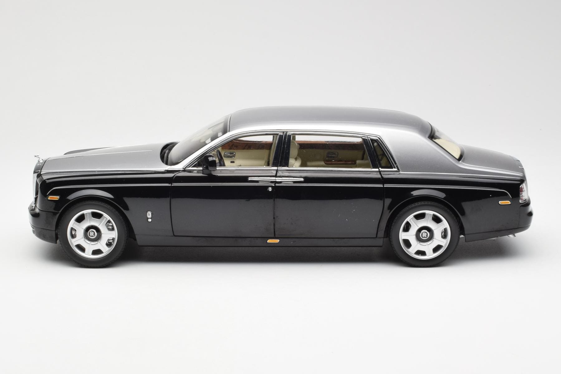 Rolls-Royce Phantom VII EWB Negru și Argintiu Kyosho 1:18 08841BKS Metal - imaginea 4 din 8