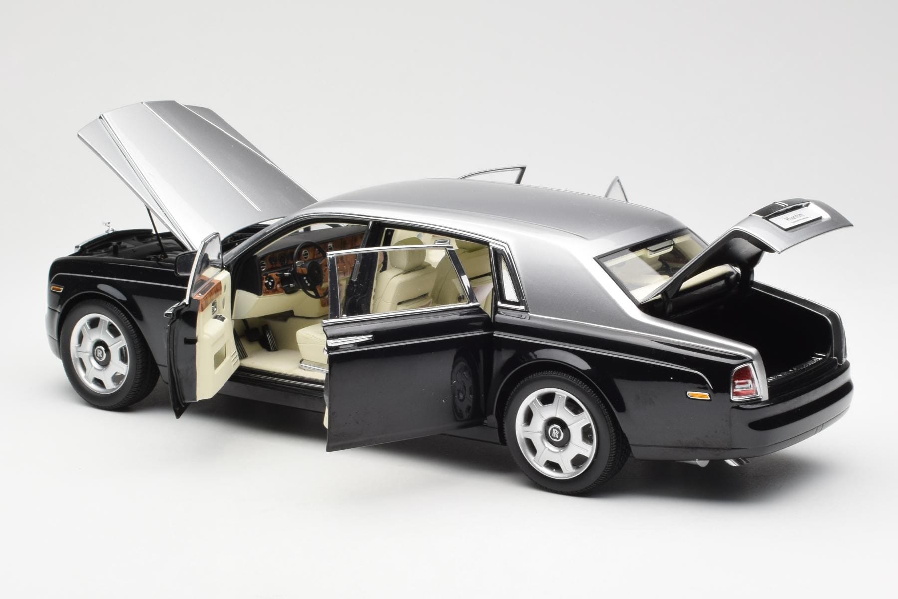 Rolls-Royce Phantom VII EWB Negru și Argintiu Kyosho 1:18 08841BKS Metal - imaginea 5 din 8