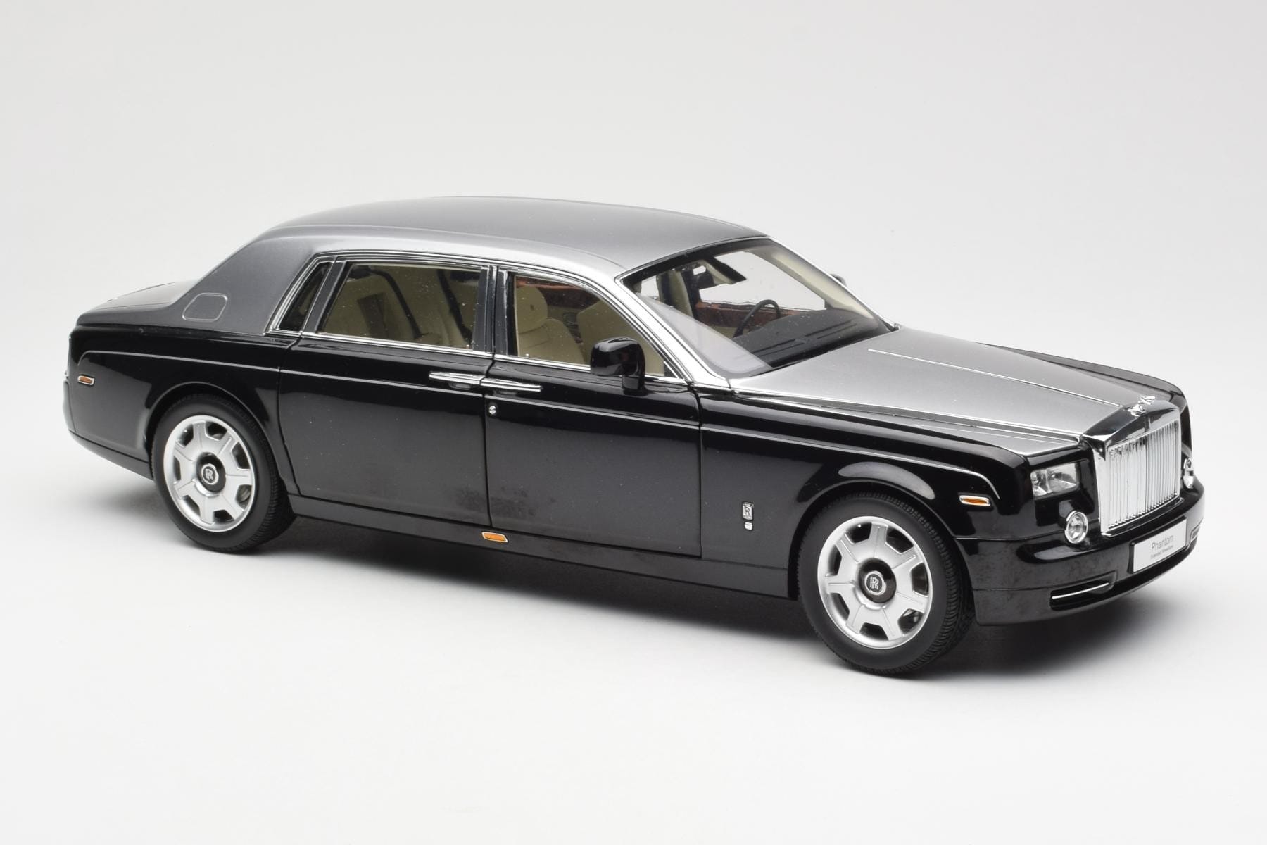 Rolls-Royce Phantom VII EWB Negru și Argintiu Kyosho 1:18 08841BKS Metal - imaginea 6 din 8