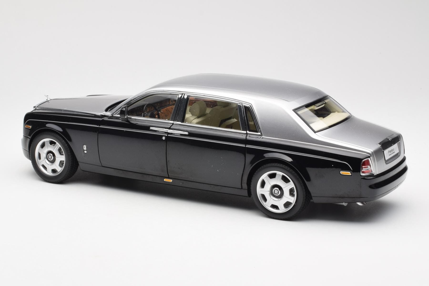 Rolls-Royce Phantom VII EWB Negru și Argintiu Kyosho 1:18 08841BKS Metal - imaginea 7 din 8