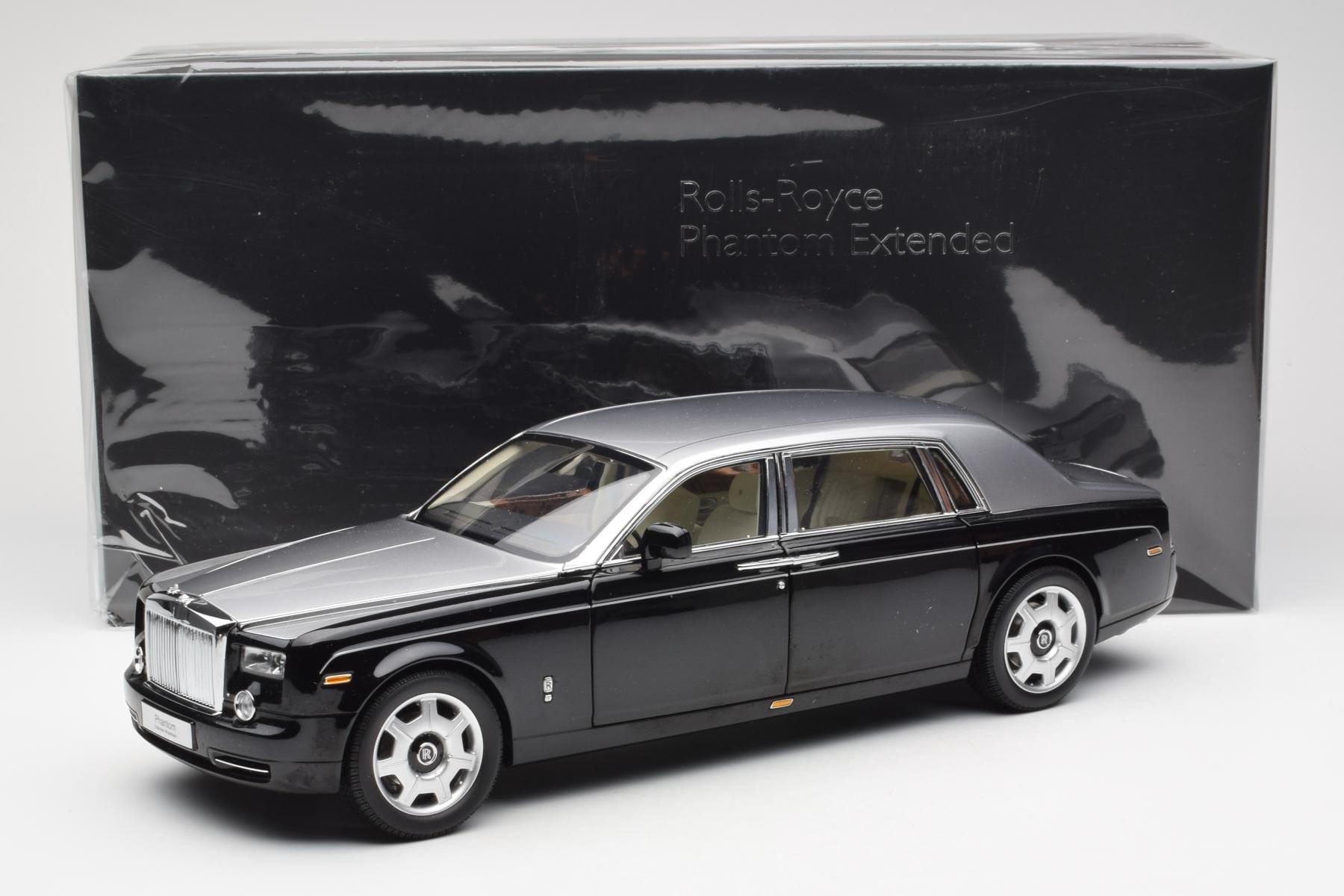 Rolls-Royce Phantom VII EWB Negru și Argintiu Kyosho 1:18 08841BKS Metal - imaginea 8 din 8