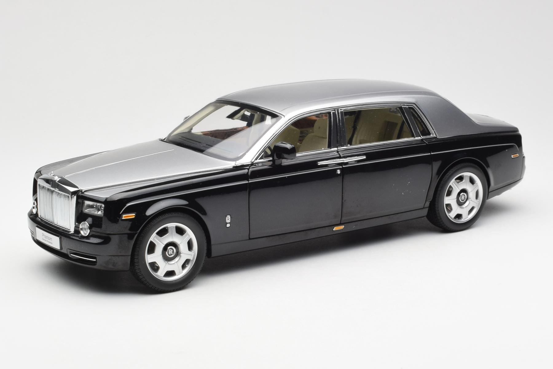Rolls-Royce Phantom VII EWB Negru și Argintiu Kyosho 1:18 08841BKS Metal
