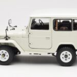 Toyota Land Cruiser FJ40 Van Alb Kyosho 1:18 08971W - image 4 of 8