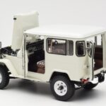 Toyota Land Cruiser FJ40 Van Alb Kyosho 1:18 08971W - image 5 of 8
