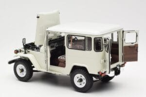 Toyota Land Cruiser FJ40 Van Alb Kyosho 1:18 08971W Metal - imaginea 5 din 8