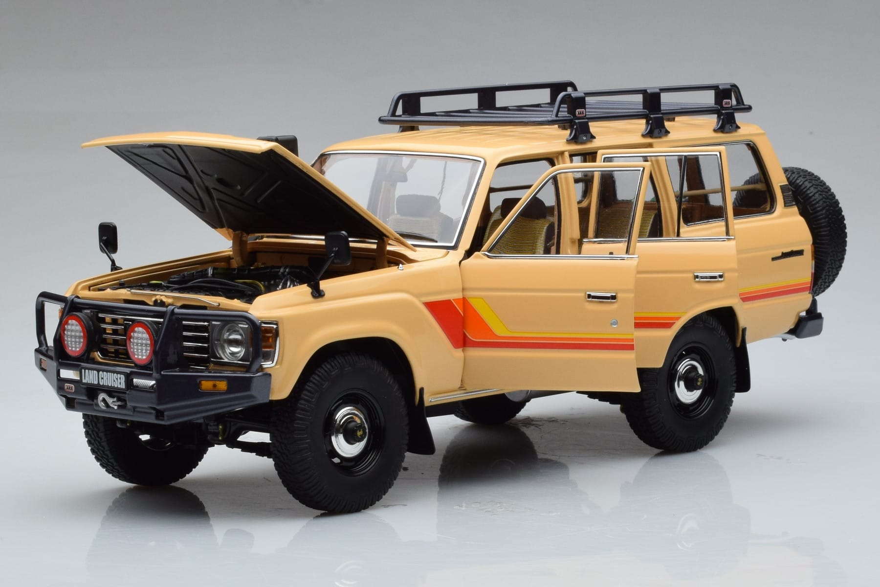 Toyota Land Cruiser 60 Bej Cu Piese Opționale Kyosho 1:18 08956XBE Metal - imaginea 2 din 12