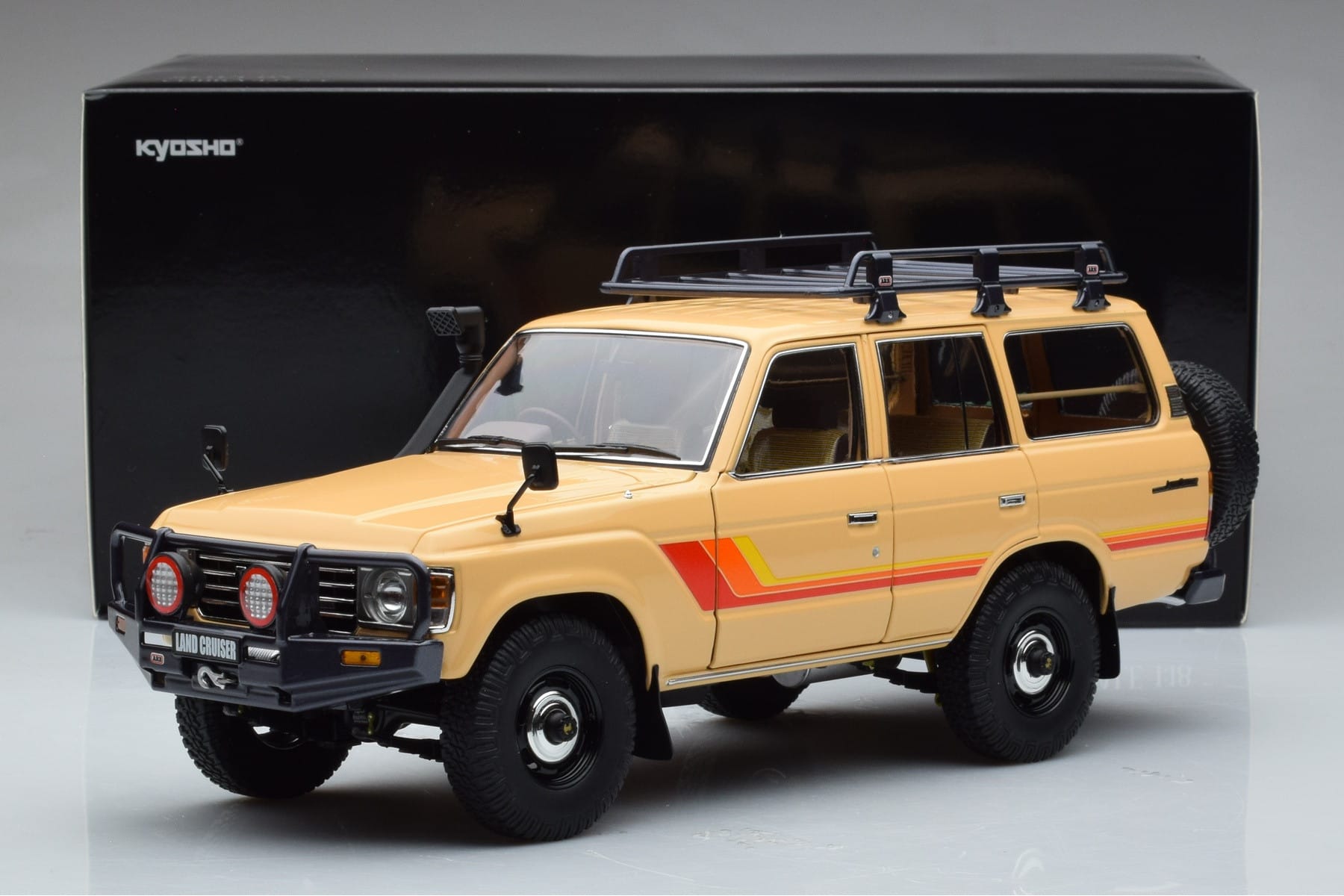 Toyota Land Cruiser 60 Bej Cu Piese Opționale Kyosho 1:18 08956XBE Metal - imaginea 12 din 12