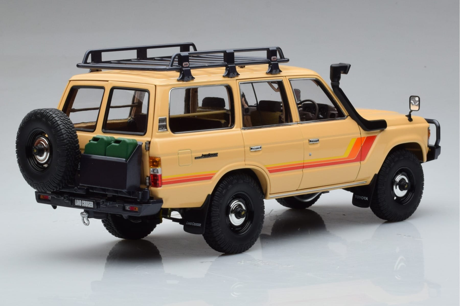 Toyota Land Cruiser 60 Bej Cu Piese Opționale Kyosho 1:18 08956XBE Metal - imaginea 3 din 12