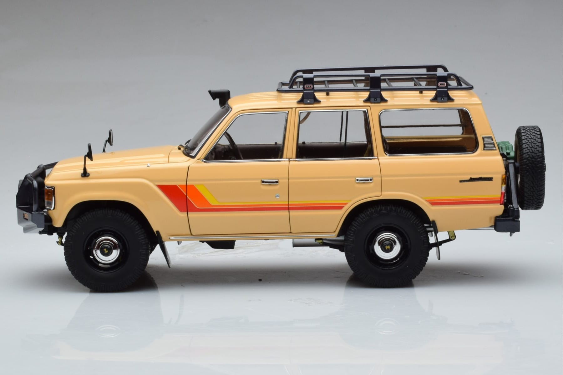 Toyota Land Cruiser 60 Bej Cu Piese Opționale Kyosho 1:18 08956XBE Metal - imaginea 4 din 12