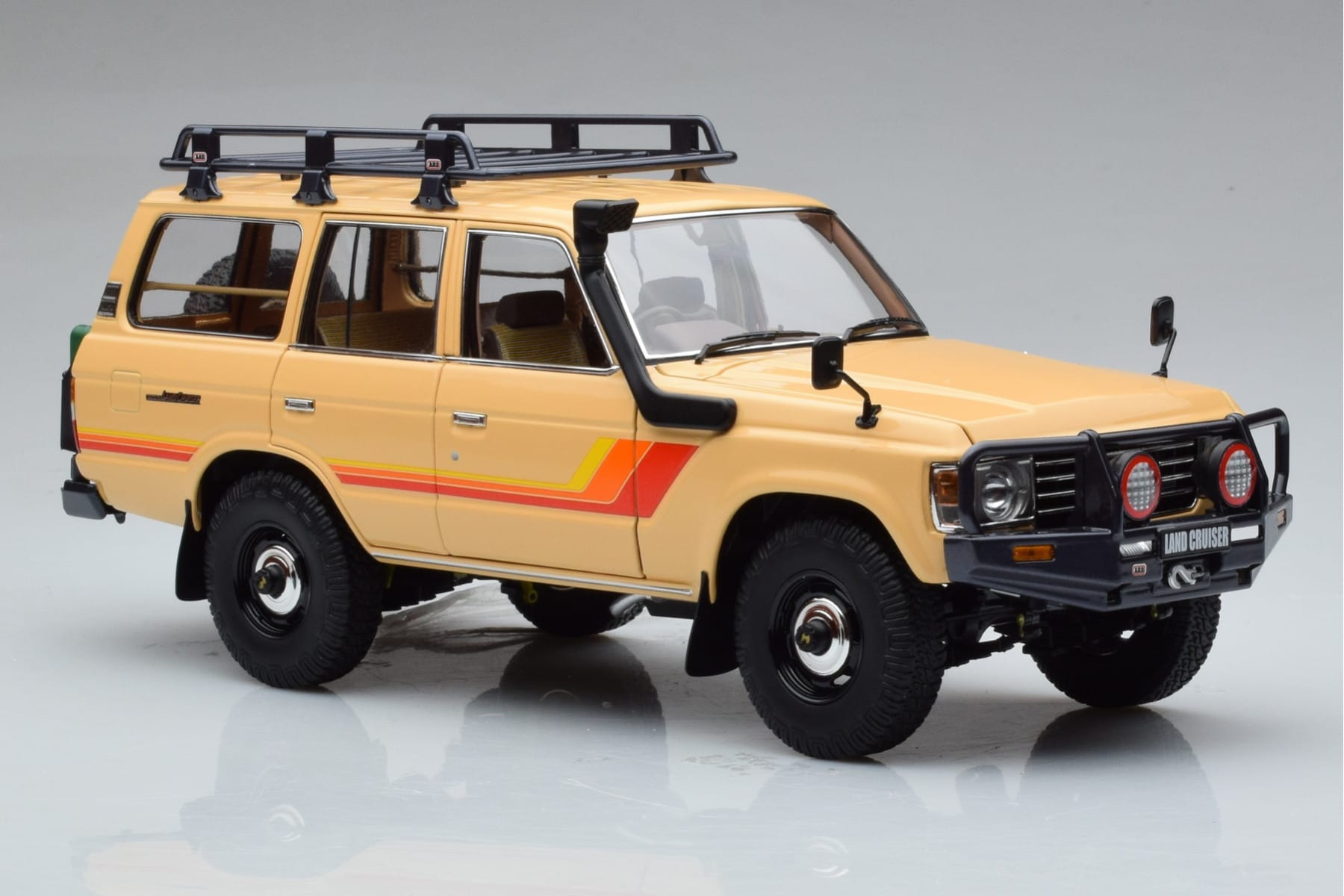 Toyota Land Cruiser 60 Bej Cu Piese Opționale Kyosho 1:18 08956XBE Metal - imaginea 5 din 12