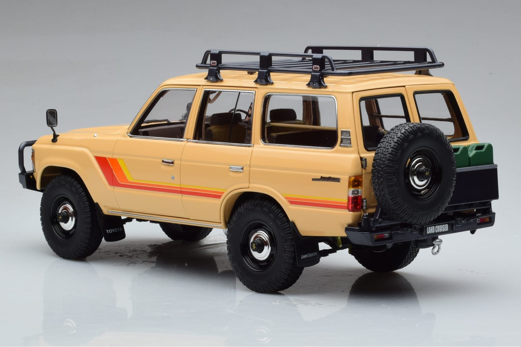 Toyota Land Cruiser 60 Bej Cu Piese Opționale Kyosho 1:18 08956XBE Metal - imaginea 6 din 12