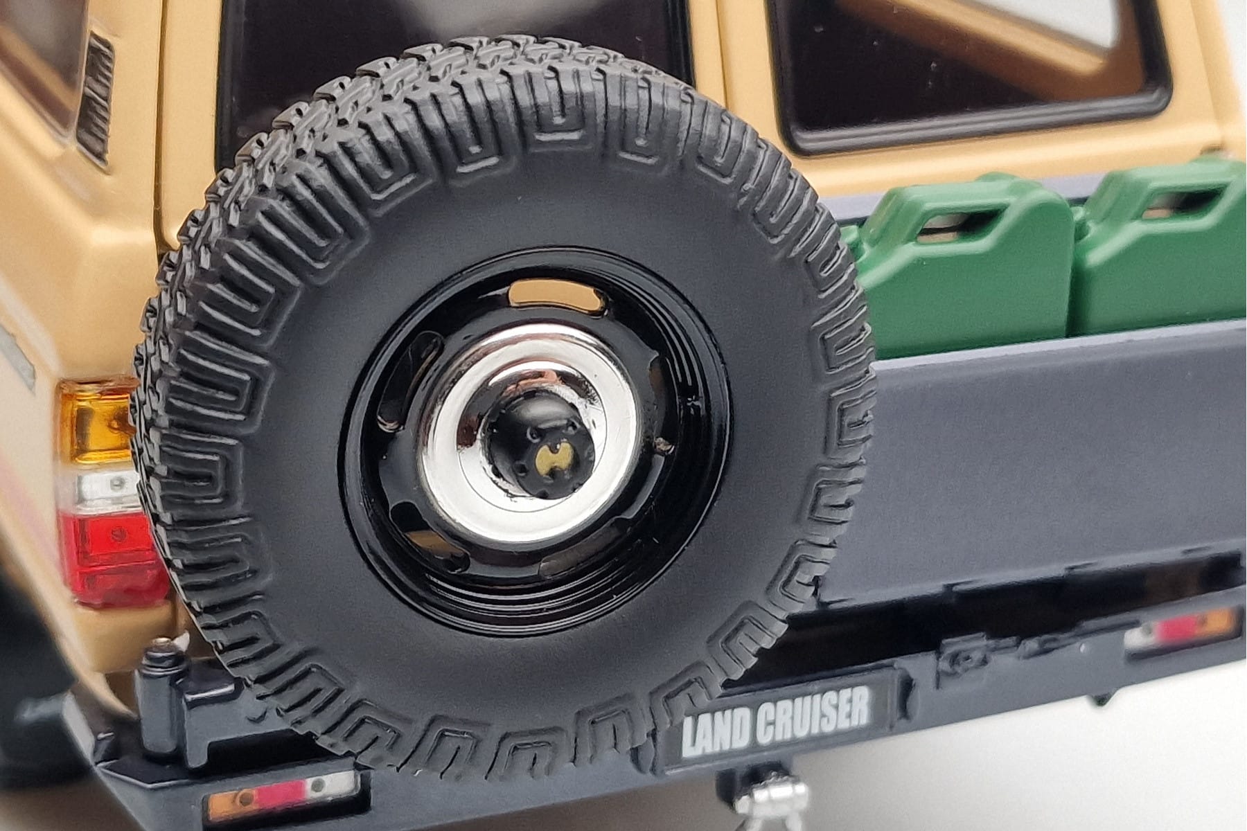 Toyota Land Cruiser 60 Bej Cu Piese Opționale Kyosho 1:18 08956XBE Metal - imaginea 7 din 12