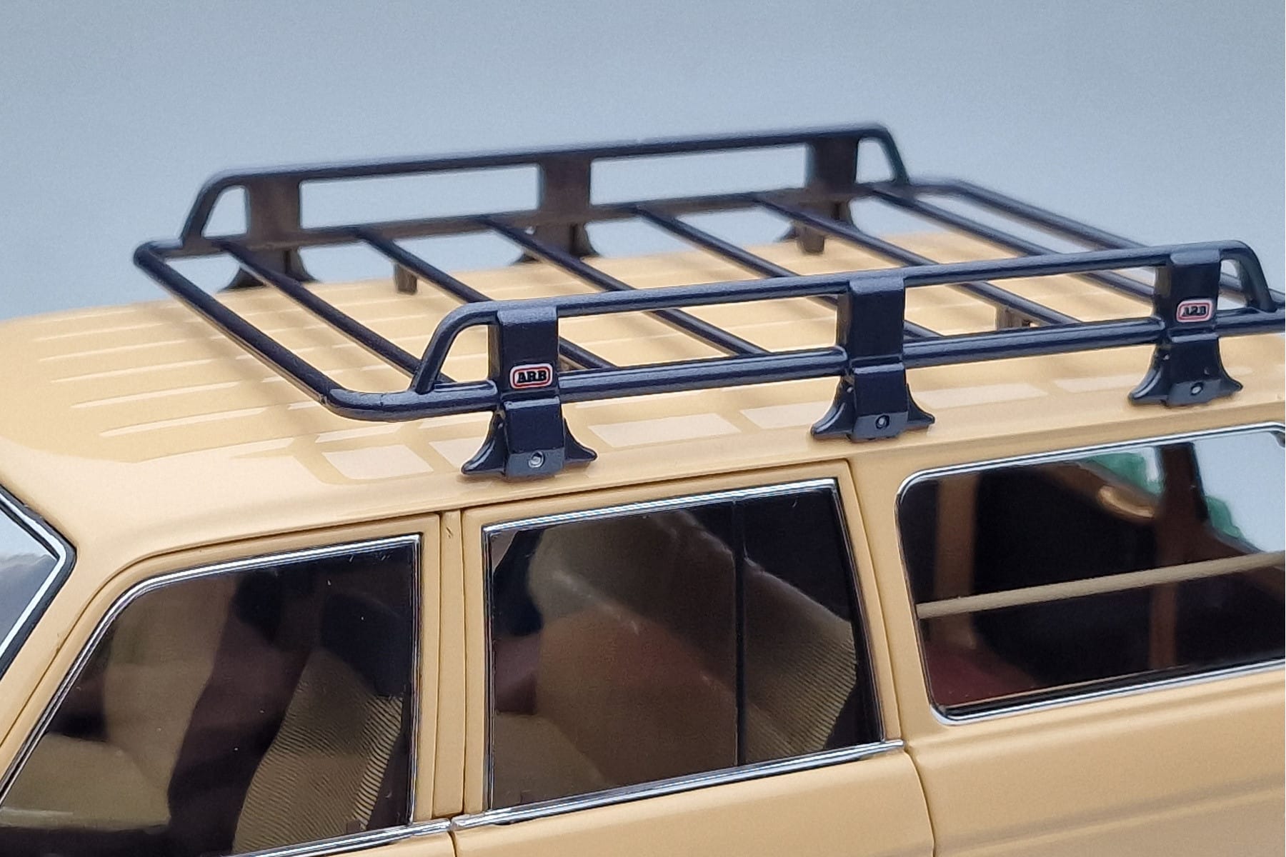 Toyota Land Cruiser 60 Bej Cu Piese Opționale Kyosho 1:18 08956XBE Metal - imaginea 8 din 12