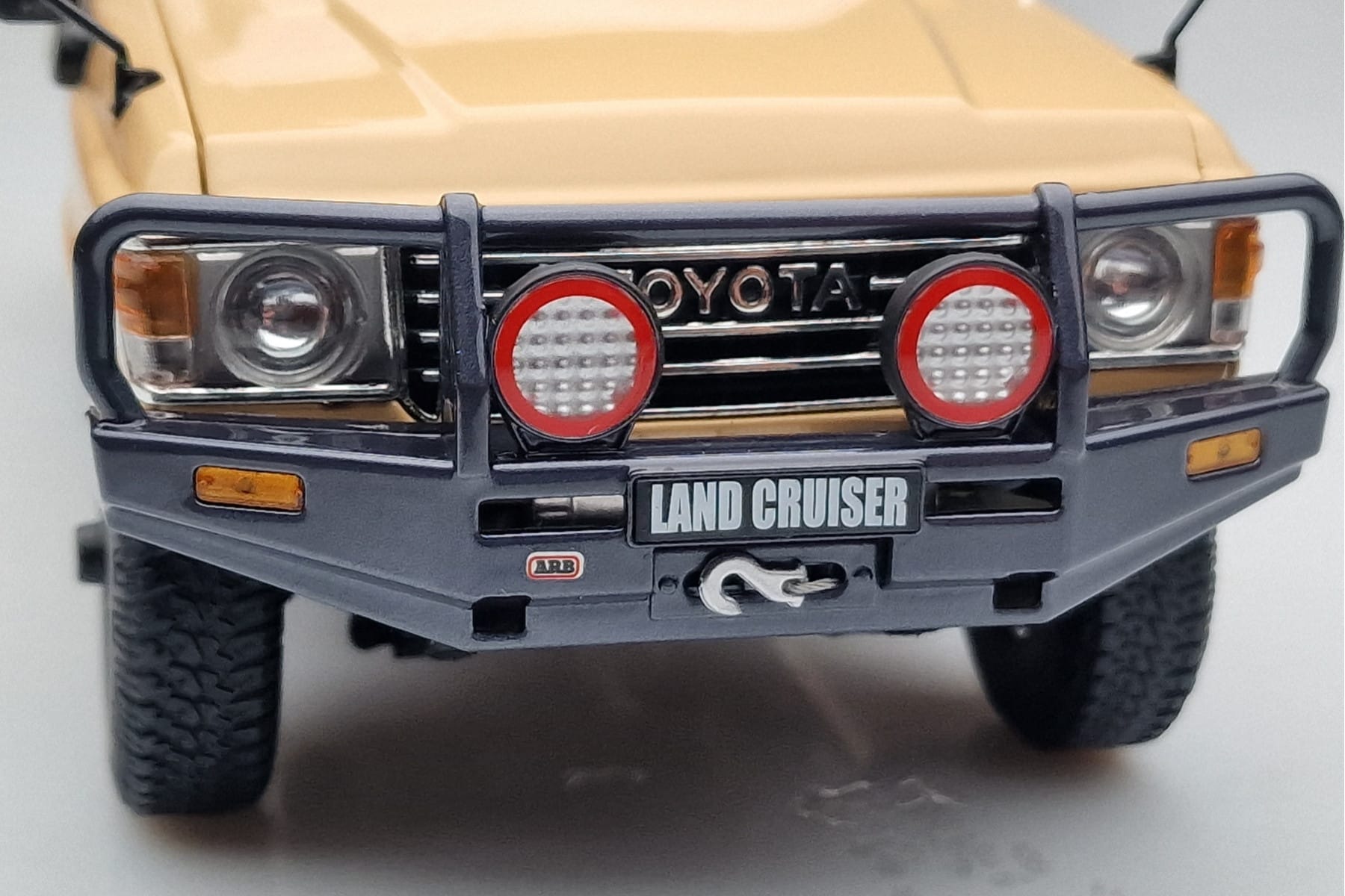 Toyota Land Cruiser 60 Bej Cu Piese Opționale Kyosho 1:18 08956XBE Metal - imaginea 9 din 12