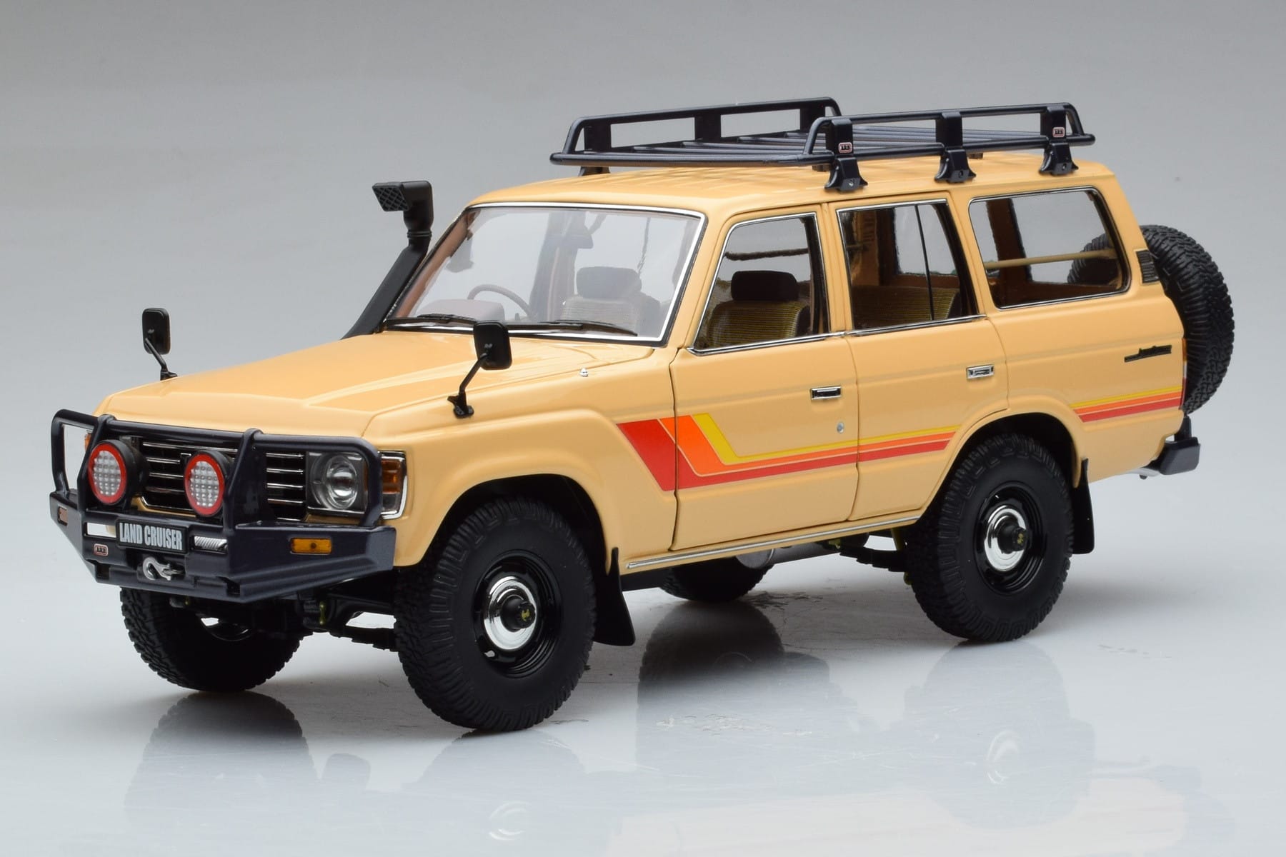 Toyota Land Cruiser 60 Bej Cu Piese Opționale Kyosho 1:18 08956XBE Metal